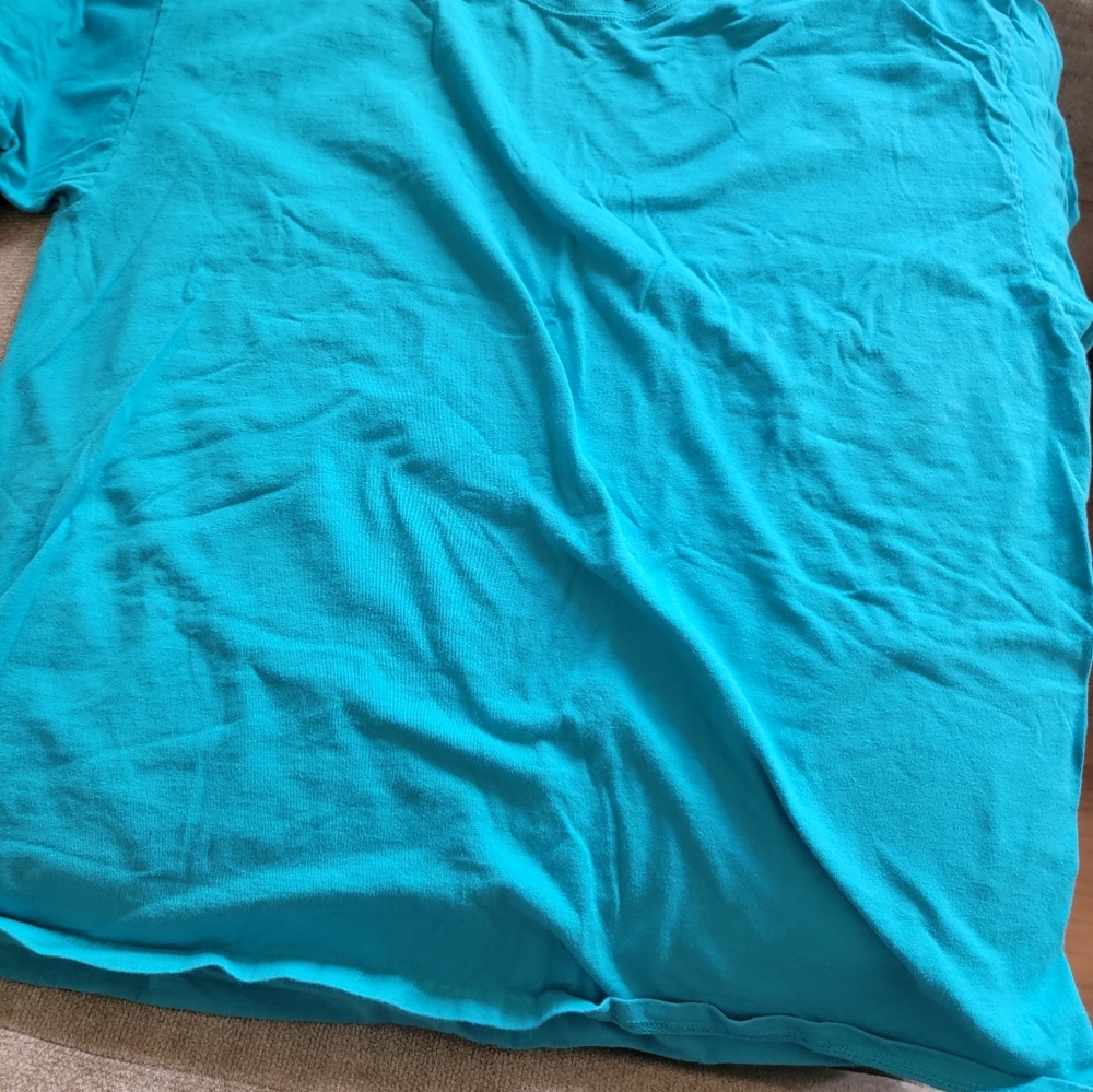 2 women's plain color t-shirts. Good condition, both XL, One blue, One white - Picture 3 of 3